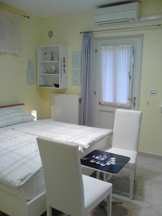 Room Sarah Rijeka Bilik gambar